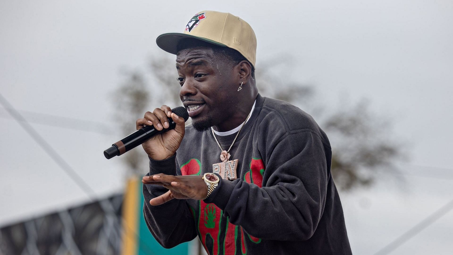 Ray Vaughn performs at Top Dawg Entertainment's (TDE) 10th annual toy drive and concert featuring SZA, Jay Rock, YG, and other TDE artists in the Nickerson Gardens housing projects on December 19, 2023, in Los Angeles, CA. (Image via Getty/Jason Armond)